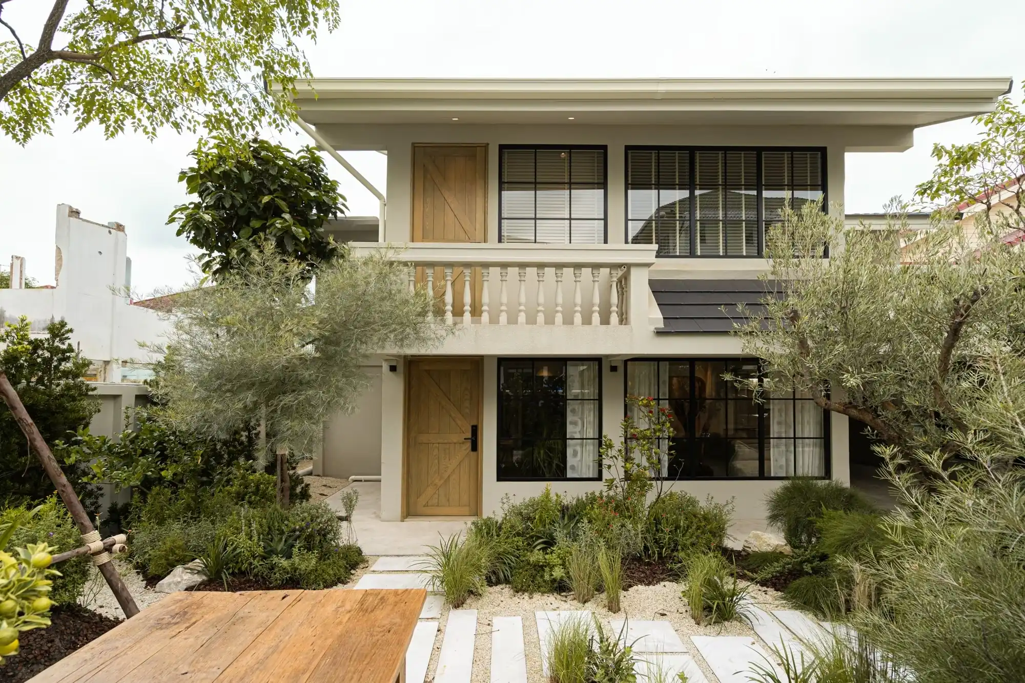 SIWA HOUSE — EXTERIOR FACADE & COURTYARD